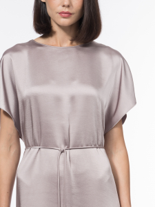 Длинное минималистичное платье из ткани с атласным блеском