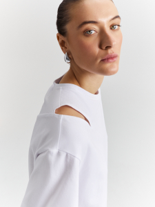 Футболка с декоративными вырезами