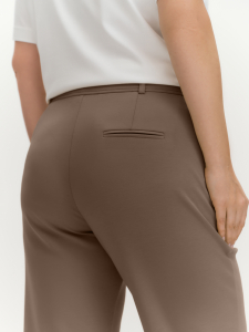 Брюки из трикотажа на основе переработанного полиэстера и хлопка