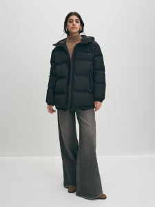 Короткий пуховик с капюшоном на молнии