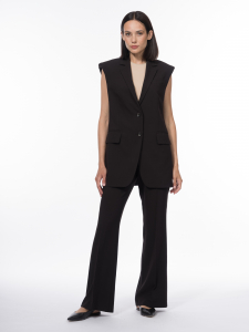 Удлиненный прямой жилет с акцентными плечами