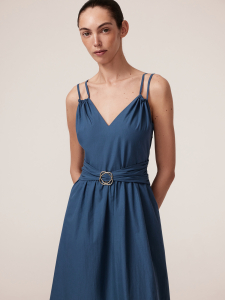 Приталенное платье с эффектным лифом