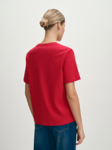 Яркая футболка с вышивкой