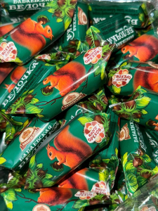 БАБАЕВСКАЯ БЕЛОЧКА С ПРАЛИНЕ И КУСОЧКАМИ ДРОБЛЕНОГО ЛЕСНОГО ОРЕХА  1 кг