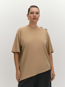 Футболка с сияющими брошами