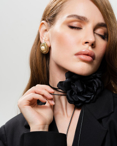 Колье-чокер с крупным цветком CHR001