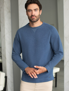 Джемпер базовый из мягкого фактурного трикотажа с круглым воротом