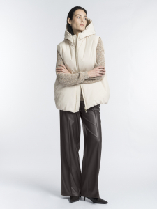 Жилет с капюшоном на синтепоне