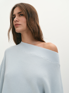 Джемпер оверсайз с открытым плечом