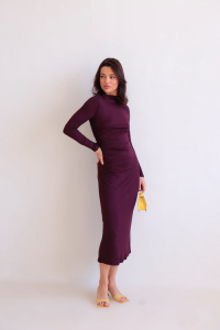 16011 Облегающее платье в бордовом оттенке