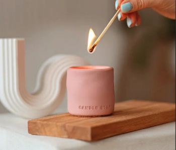 Свеча в бетоне Luckily, розовый, аромат