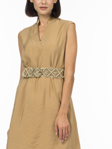 Струящееся платье с плетеным ремнем