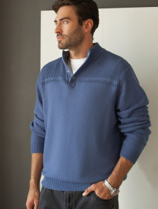 Свитер фактурной вязки с застежкой на крупные кнопки