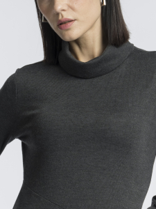 Трикотажное платье с асимметричной вставкой