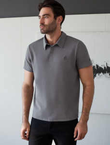 Футболка-поло из фактурного трикотажа