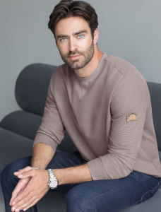 Джемпер легкий из фактурного эластичного трикотажа с принтом