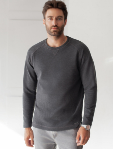 Джемпер базовый из мягкого фактурного трикотажа с круглым воротом