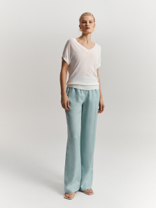 Футболка с V-образным вырезом