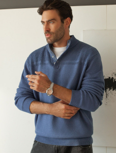 Свитер фактурной вязки с застежкой на крупные кнопки