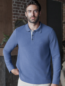 Лонгслив из мягкого фактурного трикотажа с плетеным воротником поло на пуговицах