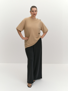 Футболка с сияющими брошами