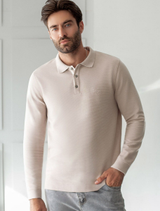 Лонгслив из мягкого фактурного трикотажа с плетеным воротником поло на пуговицах