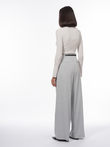 Вязаный тонкий джемпер с эффектным вырезом