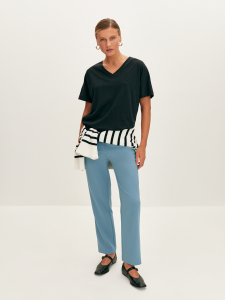 Футболка с V-вырезом