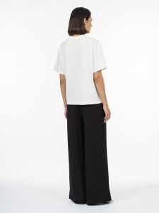 Футболка с мерсеризацией и изящной вышивкой