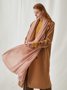 Палантин из шерсти розового оттенка