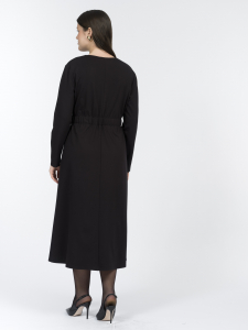 Приталенное платье с V-вырезом