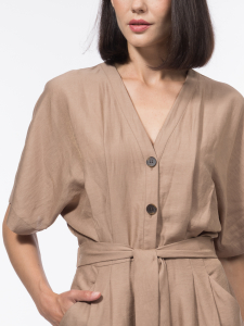 Комбинезон с цельнокроеным рукавом и поясом