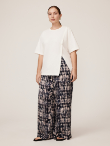 Футболка оригинального кроя из эластичного трикотажа