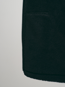 Короткая теплая дубленка на молнии с капюшоном