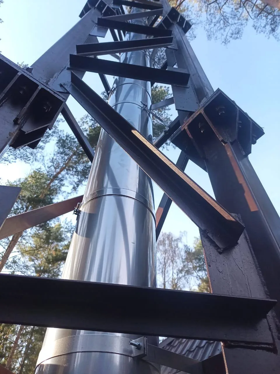 Металлические фермы и дымоход