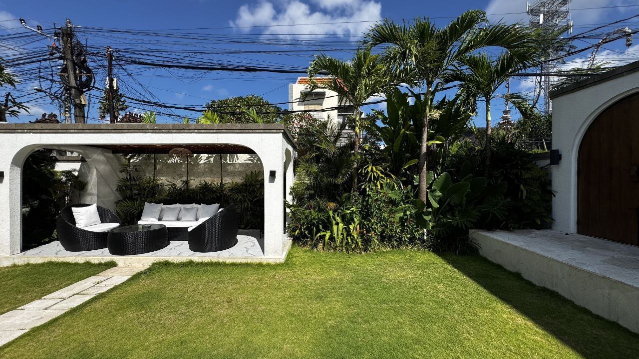 Villa in Kerobokan, Bali, Indonesia — 3 bedrooms — photo 1