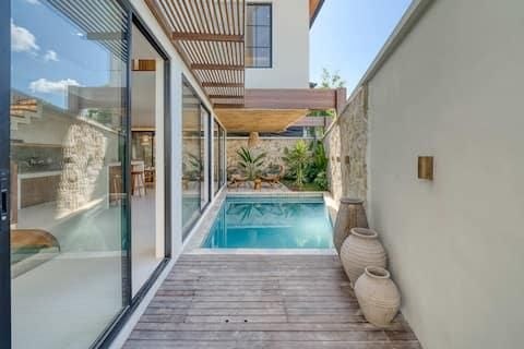 Villa in Uluwatu, Bali, Indonesia — 3 bedrooms — photo 1