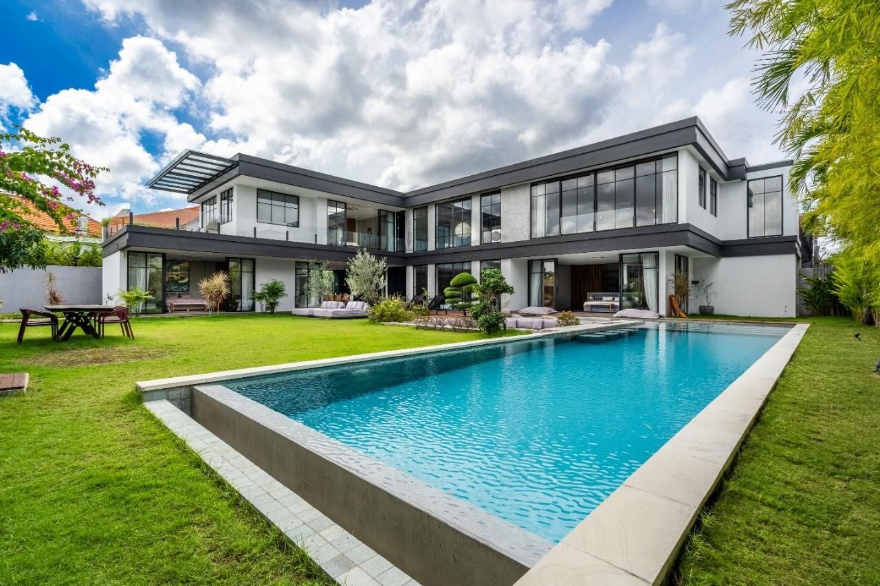 Villa in Canggu, Bali, Indonesia — 5 bedrooms — photo 1