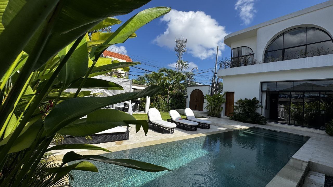 Villa in Kerobokan, Bali, Indonesia — 3 bedrooms — photo 1