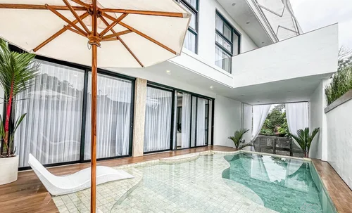 Villa in Uluwatu, Bali, Indonesia — 5 bedrooms — photo 1