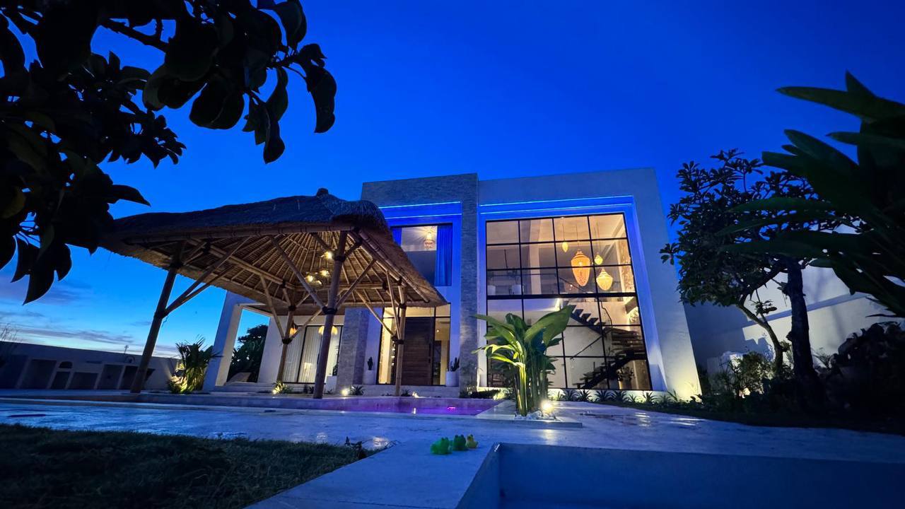 Villa in Uluwatu, Bali, Indonesia — 6 bedrooms — photo 1