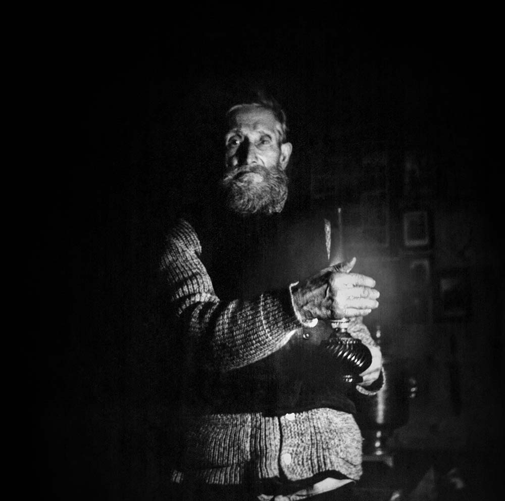 Иконописец Иван Михеевич Абрамов в своем доме