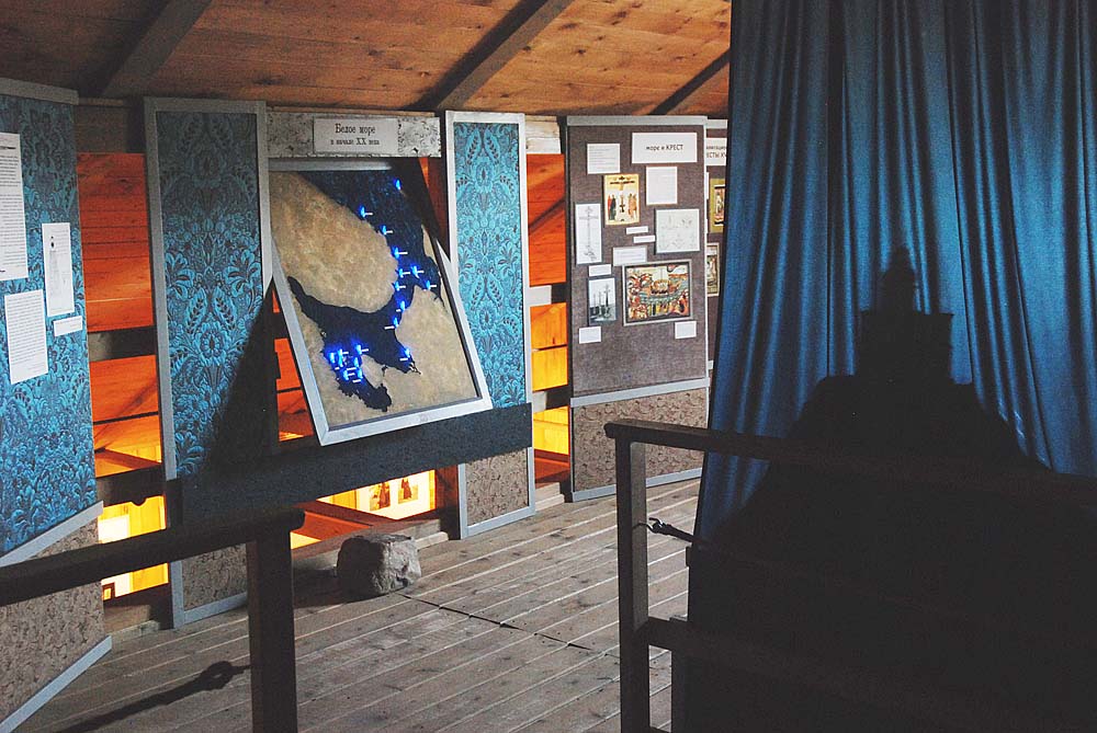 Крест и маяк