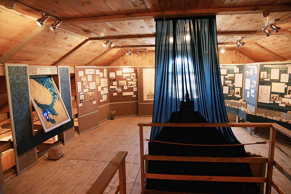 Крест и маяк