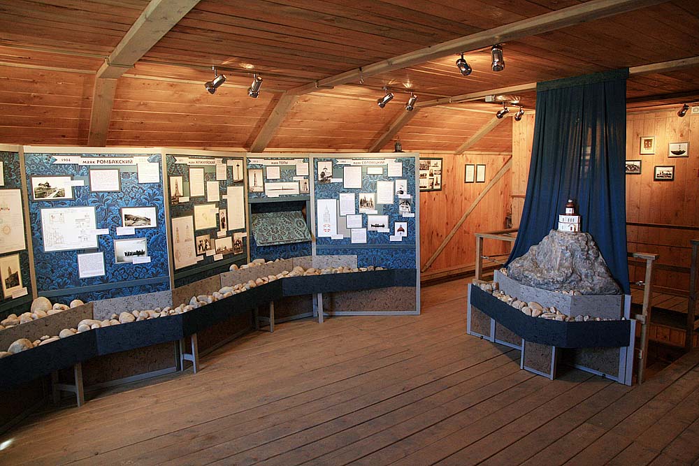 Крест и маяк