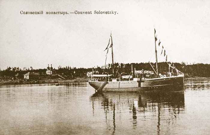 Монастырский пароход у берегов Кондострова