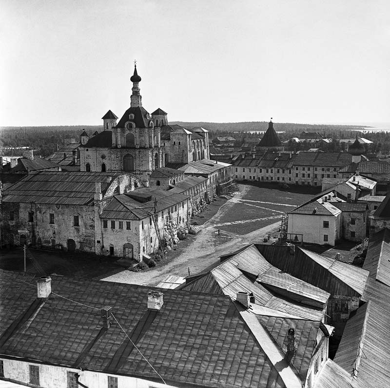 Виктор Ахломов