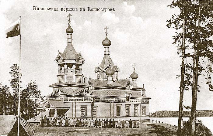 Богомольцы у стен Никольского храма в день его освящения