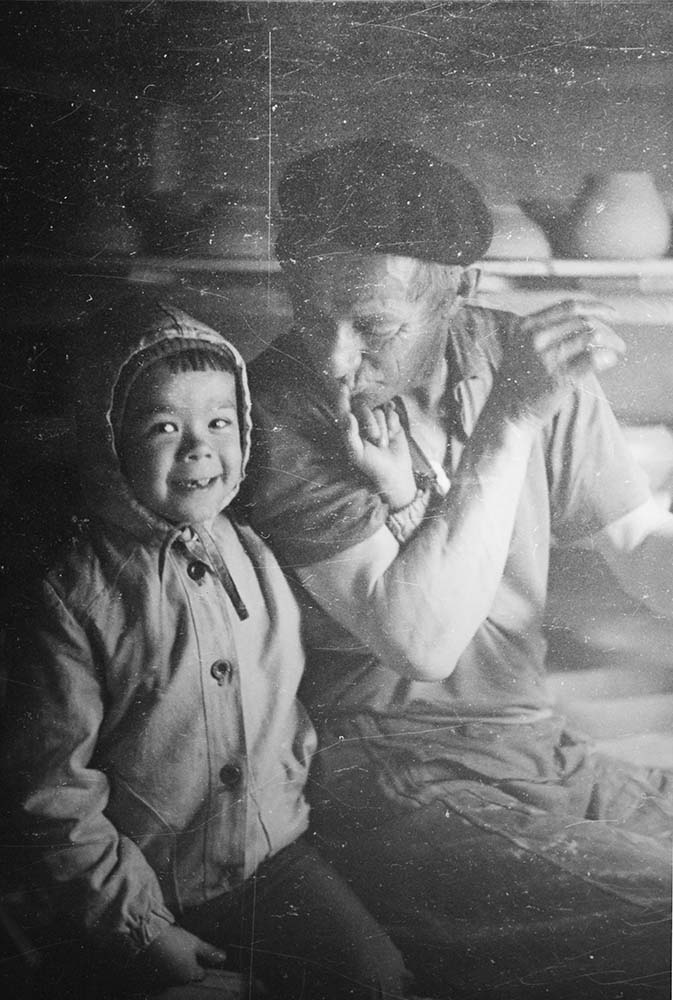 Гончар Александр Рюмин с внучкой, п. Каменка, Мезенский р-н, 1980-е гг.