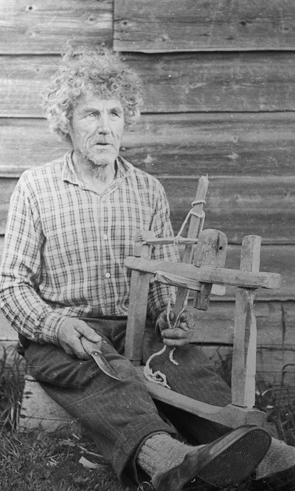 Неизвестный мастер точит веретено, 1980-е гг., Пинежский р-н, 1983 г.